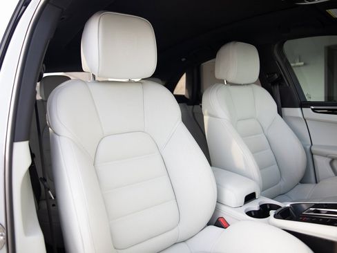 Certified 2024 Porsche Macan image 30