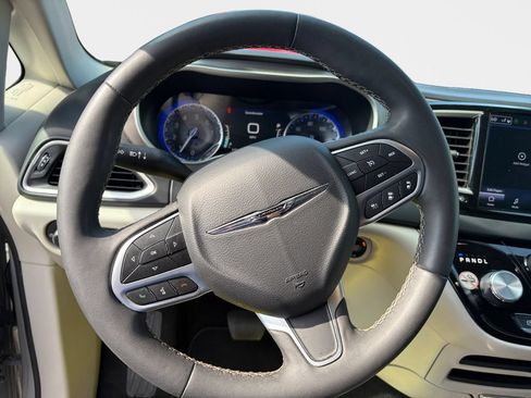 Used 2023 Chrysler Pacifica Touring-L FWD image 11