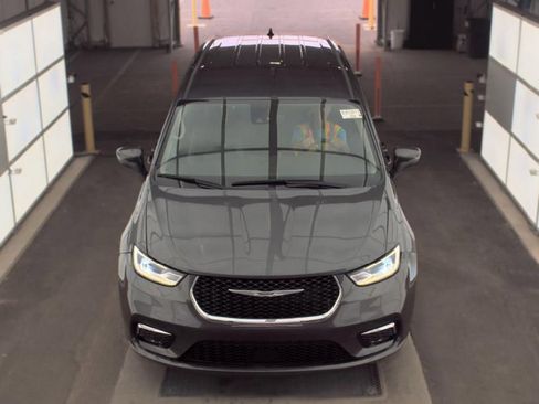 Used 2023 Chrysler Pacifica Touring-L FWD image 2