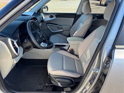 Used 2025 Kia Soul LX w/ LX Technology Package image 9