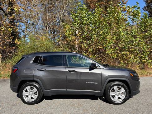 Used 2022 Jeep Compass Latitude image 5