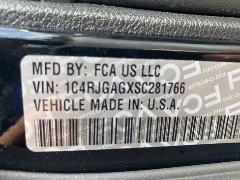 Used 2025 Jeep Grand Cherokee Laredo X w/ Luxury Tech Group I RWD image 35