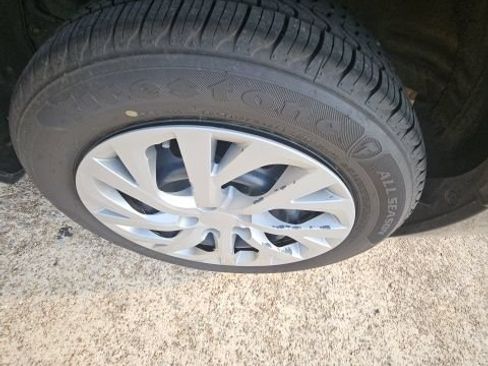 Used 2017 Toyota Corolla LE FWD image 9