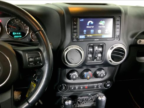 Used 2017 Jeep Wrangler Unlimited Sahara w/ Connectivity Group image 7