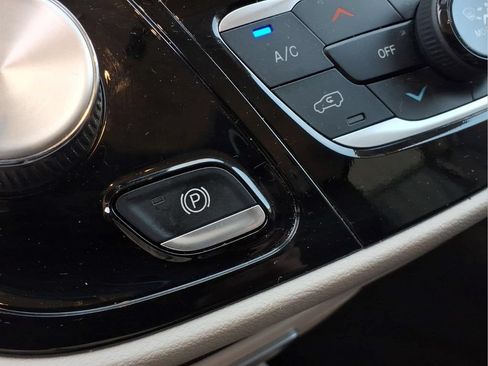 Used 2024 Chrysler Pacifica Touring-L FWD image 13