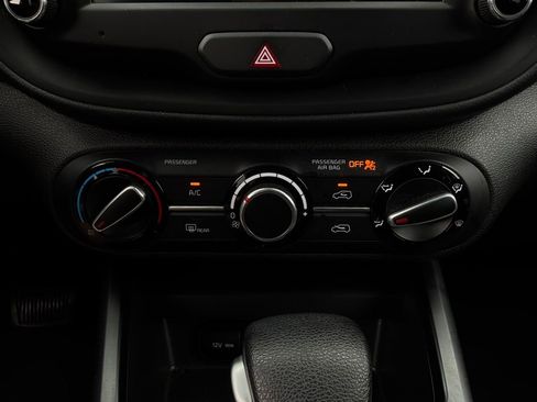 Used 2025 Kia Soul LX w/ LX Technology Package FWD image 24