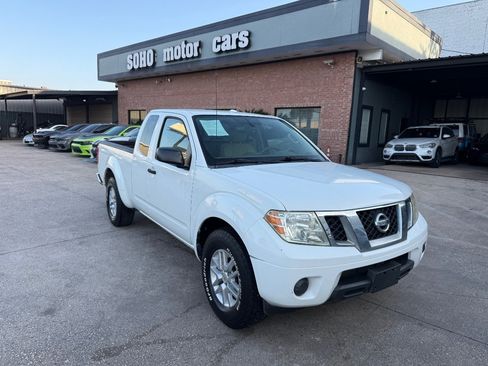Used 2016 Nissan Frontier SV RWD image 2