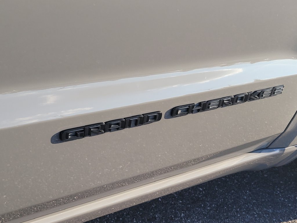 Used 2021 Jeep Grand Cherokee Laredo X RWD image 7
