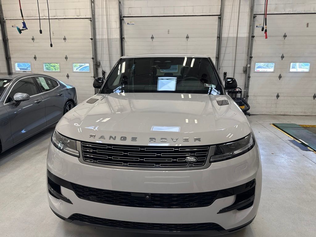 Used 2025 Land Rover Range Rover Sport SE AWD/4WD image 2