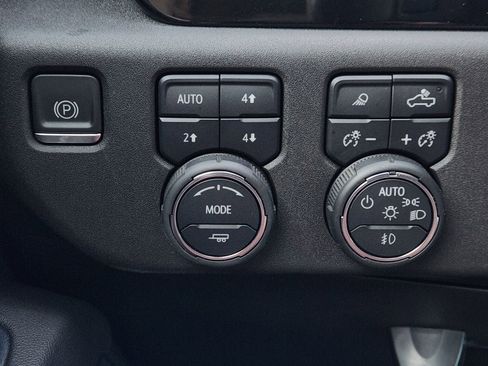 Used 2022 Chevrolet Silverado 1500 LTZ w/ Z71 Off-Road Package image 25