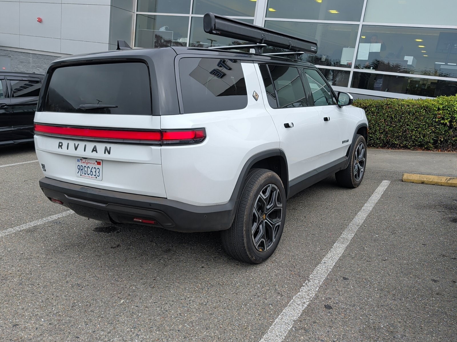 Used 2025 Rivian R1S Adventure Dual AWD/4WD image 8