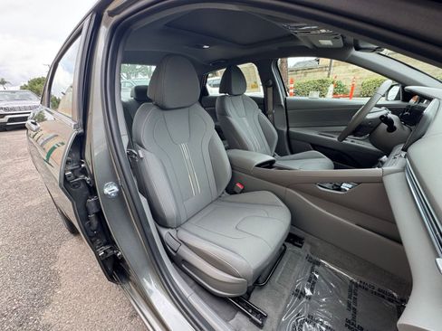 Used 2025 Hyundai Elantra SEL image 38