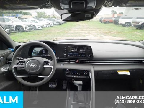 Used 2025 Hyundai Elantra Sport FWD image 18