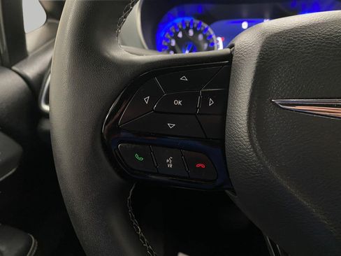 Used 2025 Chrysler Pacifica Limited FWD image 16