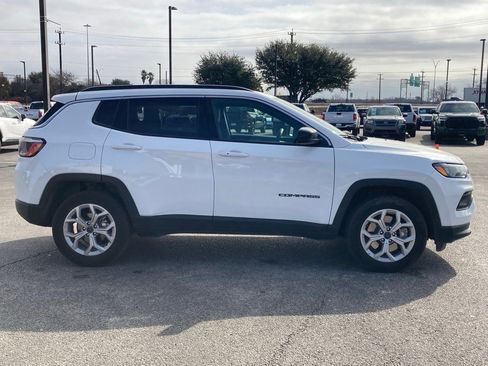 Used 2025 Jeep Compass Latitude image 4