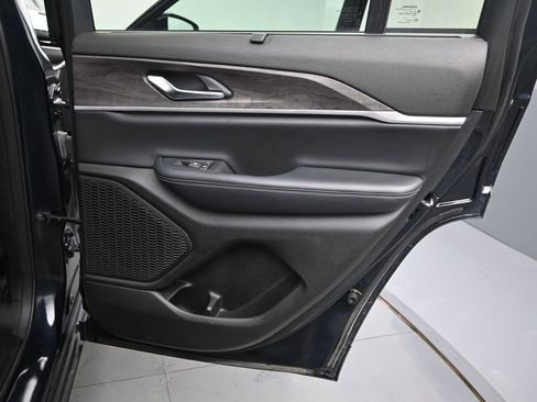 Used 2024 Jeep Grand Cherokee Limited w/ Luxury Tech Group II image 16