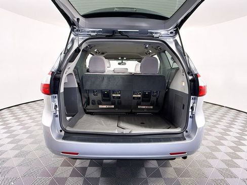 Used 2017 Toyota Sienna LE image 32