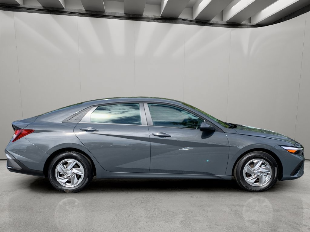 Used 2026 Hyundai Elantra SE FWD image 6