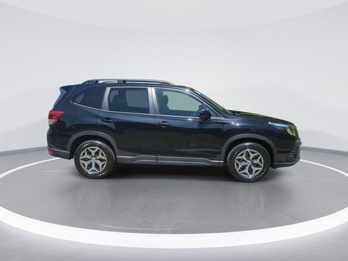 Used 2023 Subaru Forester Premium AWD/4WD image 9