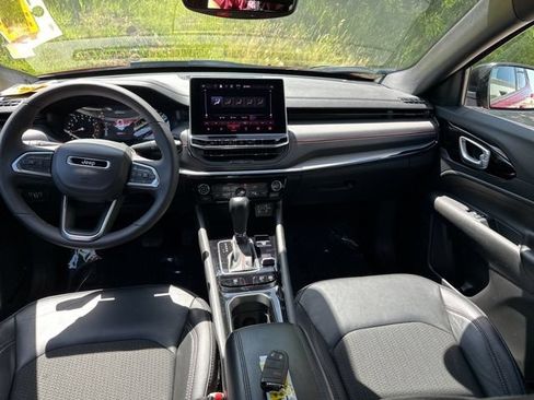 Used 2025 Jeep Compass Trailhawk AWD/4WD image 18