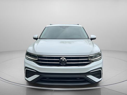 Used 2023 Volkswagen Tiguan SE w/ Panoramic Sunroof Package FWD image 6