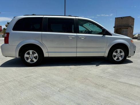 Used 2010 Dodge Grand Caravan Hero w/ Popular Equipment Group FWD image 9