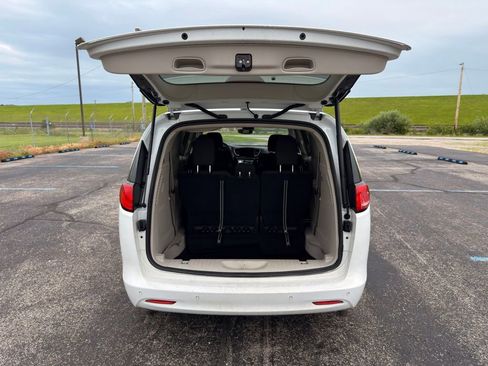 Used 2022 Chrysler Voyager LX FWD image 19