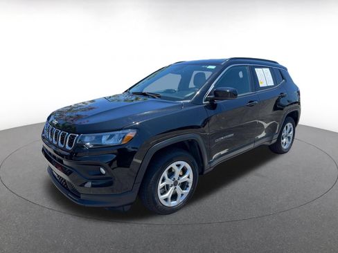 Used 2025 Jeep Compass Latitude AWD/4WD image 4