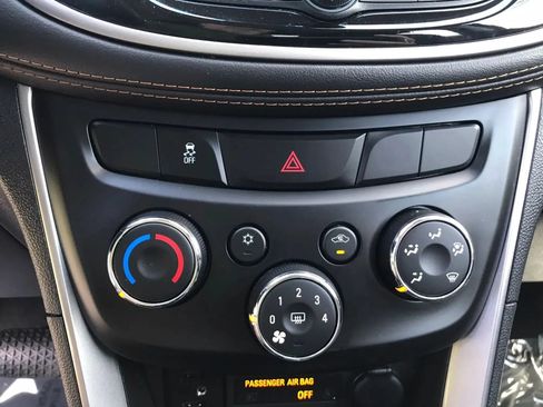 Used 2020 Chevrolet Trax LS FWD image 21