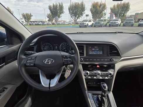 Used 2020 Hyundai Elantra SE FWD image 16