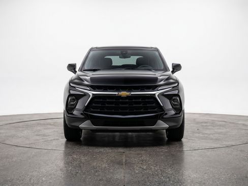 Used 2025 Chevrolet Blazer LT FWD image 2