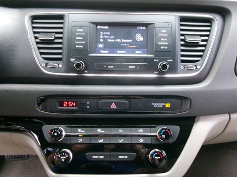 Used 2018 Kia Sedona L image 44