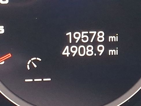 Used 2023 Porsche Cayenne Coupe image 23