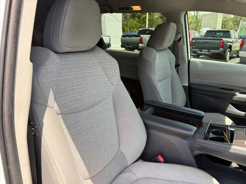 Used 2022 Toyota Sienna LE FWD image 6