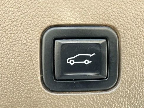 Used 2022 GMC Yukon XL Denali image 14