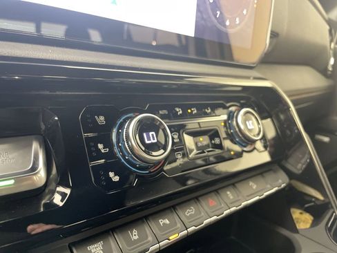 Used 2025 GMC Sierra 2500 AT4 w/ AT4 Premium Plus Package image 18