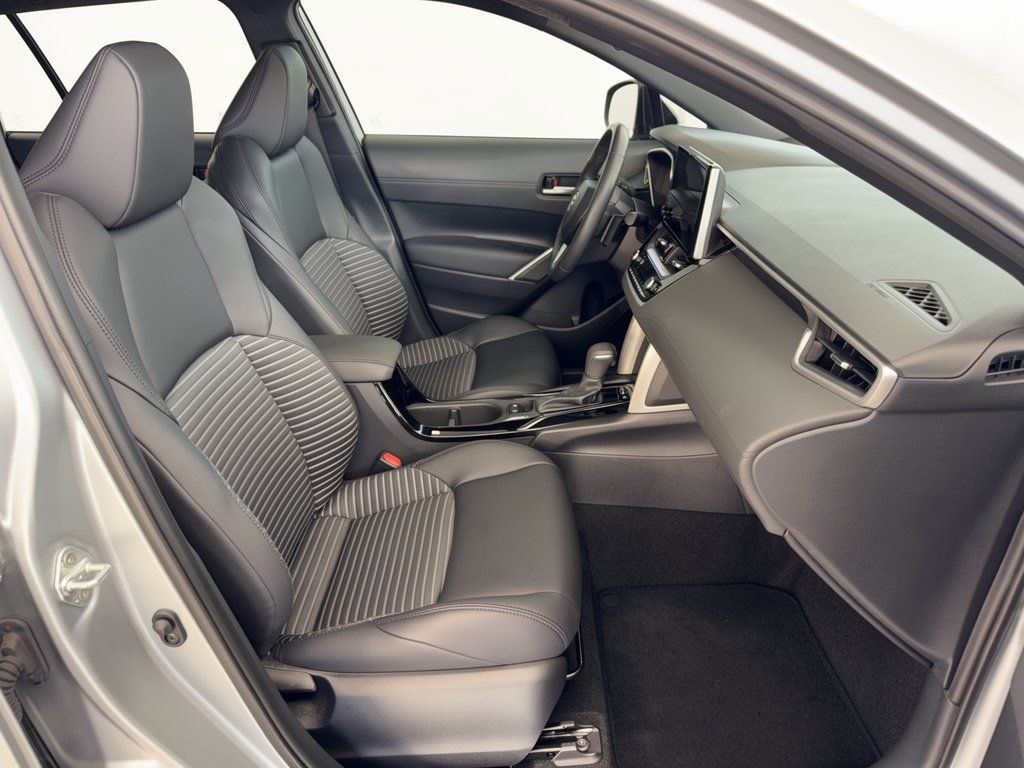 Used 2024 Toyota Corolla Cross AWD Hybrid w/ Convenience Package image 30