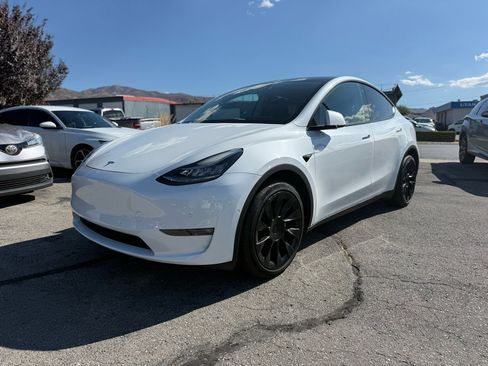 Used 2022 Tesla Model Y Long Range image 1