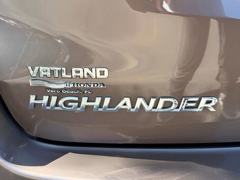 Used 2019 Toyota Highlander XLE FWD image 39