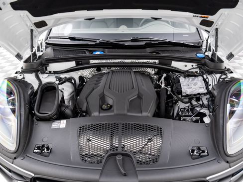 Certified 2026 Porsche Macan AWD/4WD image 29