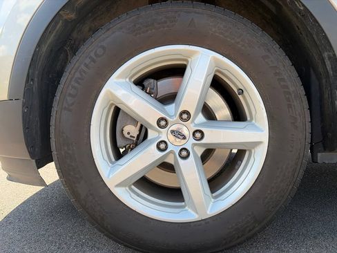 Used 2017 Ford Explorer XLT w/ Equipment Group 202A AWD/4WD image 20