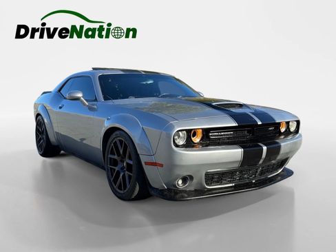 Used 2015 Dodge Challenger SRT image 3