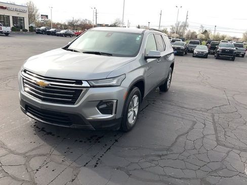 Used 2023 Chevrolet Traverse LT FWD image 2