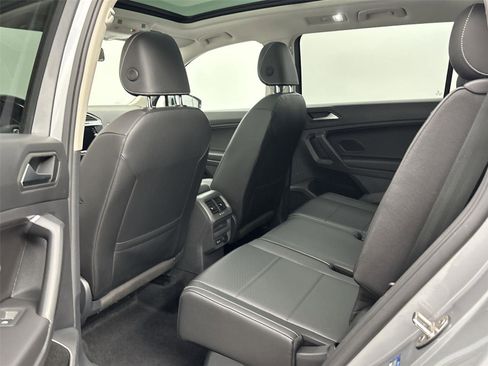 Used 2021 Volkswagen Tiguan SE w/ Panoramic Sunroof Package image 29