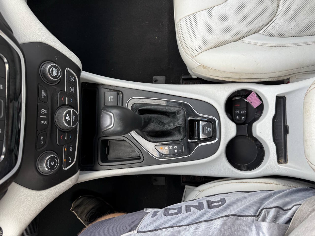 Used 2020 Jeep Cherokee Limited w/ Technology Group FWD image 24