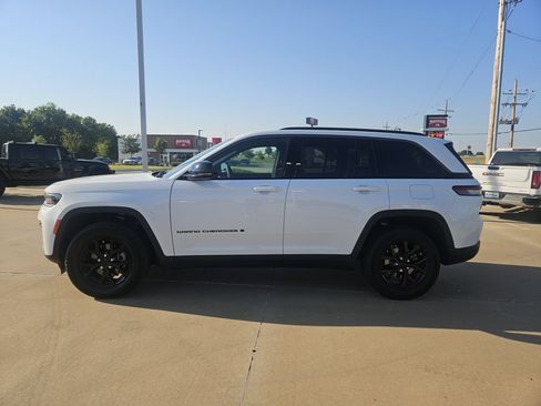 Used 2026 Jeep Grand Cherokee Altitude AWD/4WD image 4