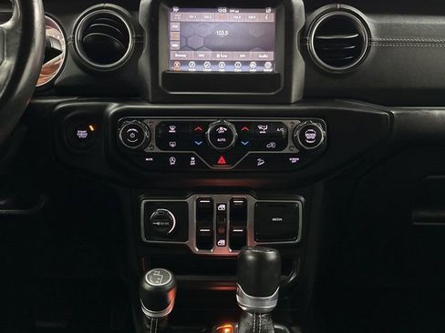 Used 2018 Jeep Wrangler Unlimited Sahara AWD/4WD image 24