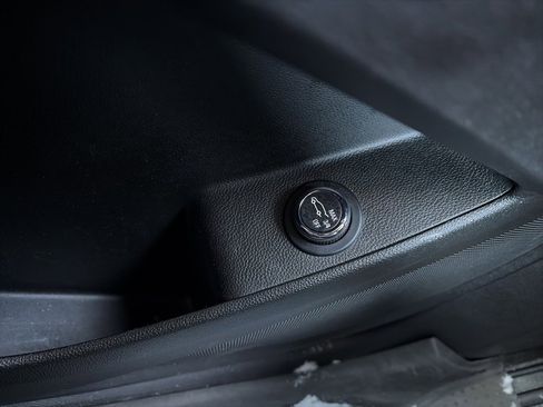 Used 2023 Chevrolet Traverse LT image 14