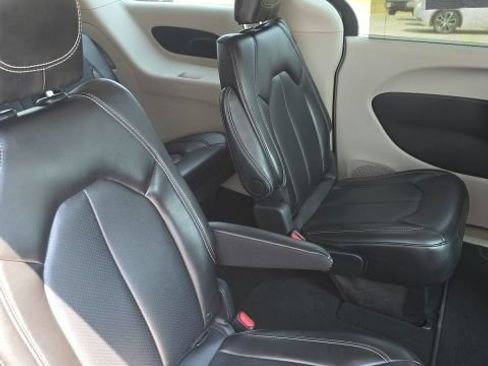 Used 2024 Chrysler Pacifica Touring-L FWD image 25