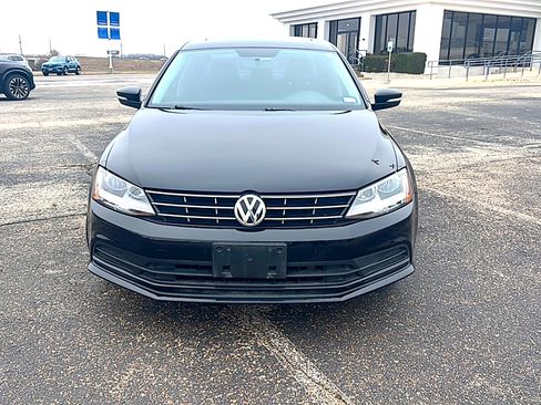 Used 2018 Volkswagen Jetta SE image 2